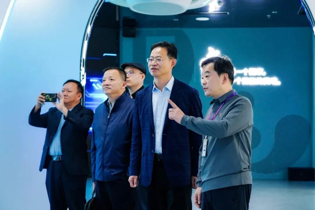 国家广电总局发展研究中心一行赴amjs澳金沙门励丰文化调研指导